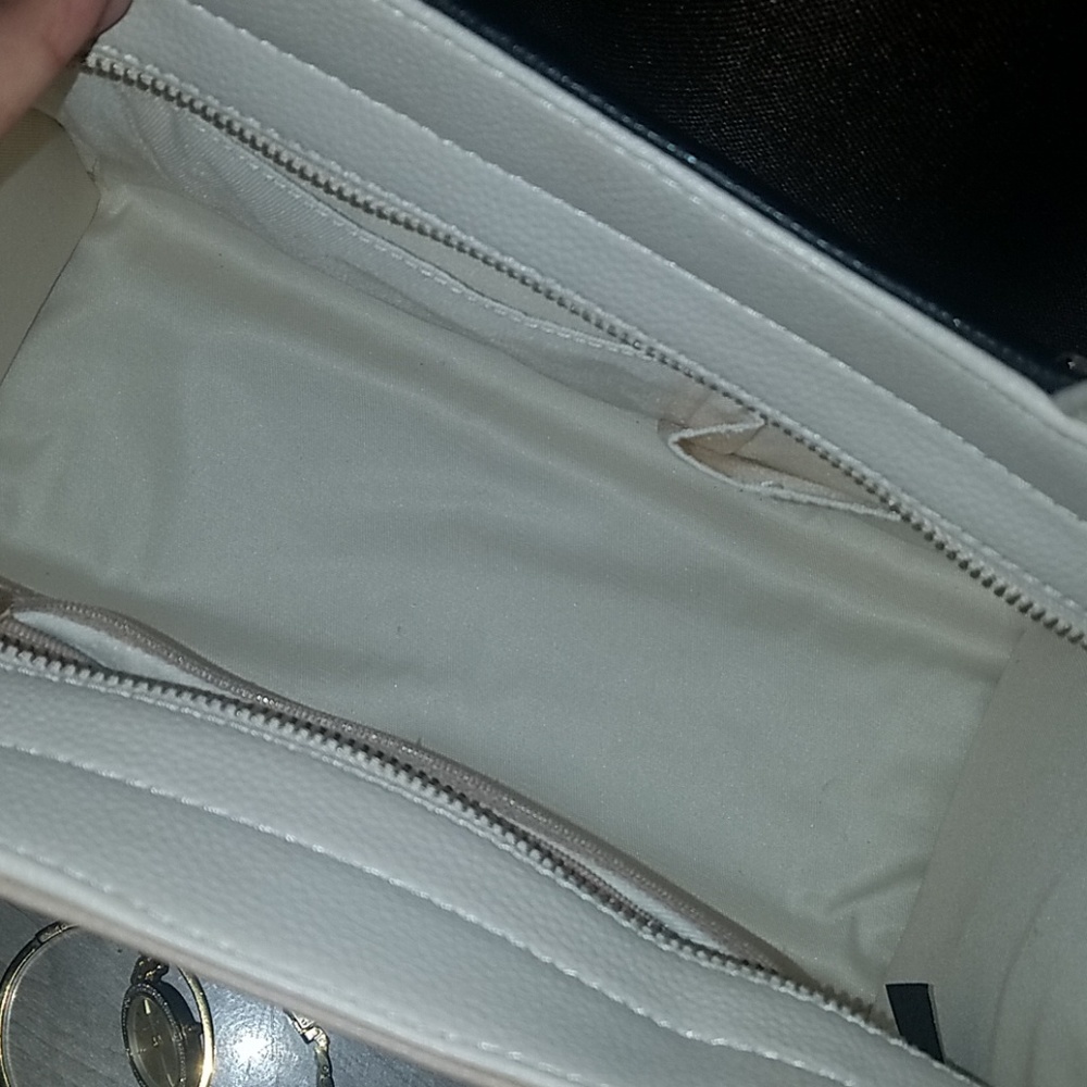 Guess Handbag - Picture 4 of 5